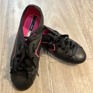 🚫SOLD🚫 Black and Pink trim Puma Shoes